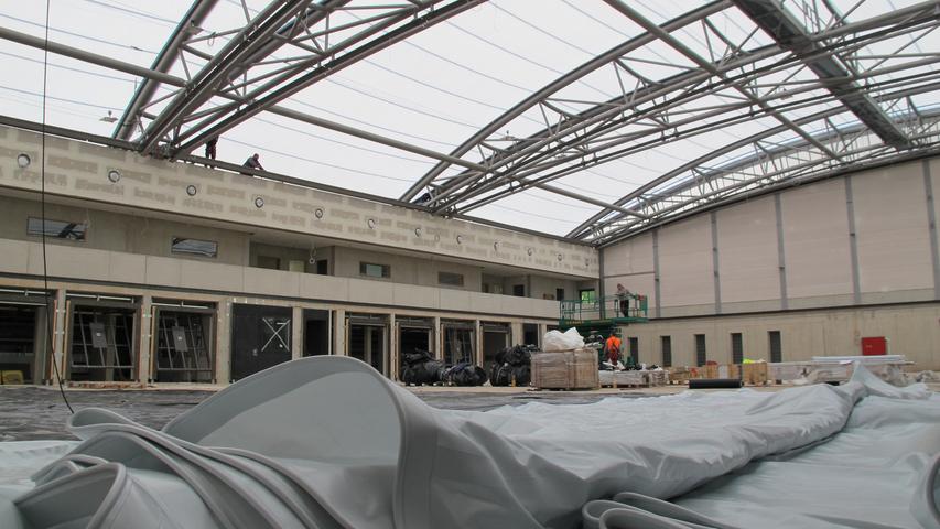 Die zweite Membran für das Dach ist bereits auf dem Hallenboden ausgebreitet. In den nächsten Wochen wird sie zwischen den Stahlträgern verspannt.