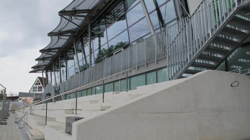 Zur Außenanlage mit Charly-Mai-Sportfeld hin wurde die Zuschauertribüne erneuert. Sie schließt direkt an die Halle an.