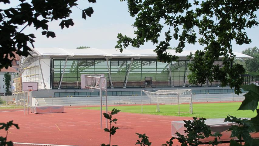 Ein Blick von jenseits der Sportanlage hinüber zur Halle.