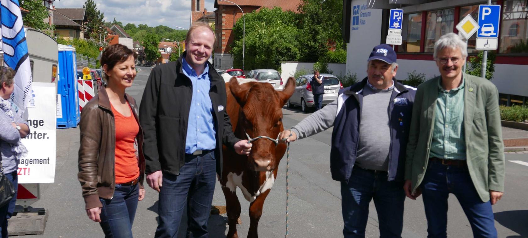 Grünen-Landeschefin Sigi Hagl (l.) und der BN-Landesbeauftragte Richard Mergner (r.) bekundeten beim kleinen Spaziergang mit Kuh "Lissy" die Solidarität mit dem BDM, worüber sich Landesvorsitzender Manfred Gilch (2. v. l) freute.