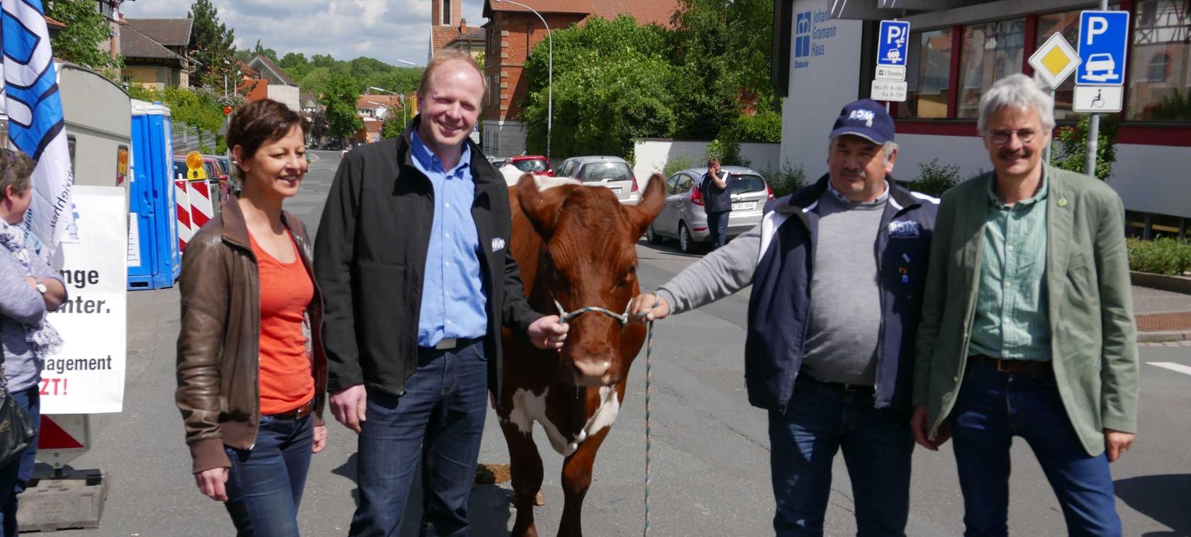 Grünen-Landeschefin Sigi Hagl (l.) und der BN-Landesbeauftragte Richard Mergner (r.) bekundeten beim kleinen Spaziergang mit Kuh "Lissy" die Solidarität mit dem BDM, worüber sich Landesvorsitzender Manfred Gilch (2. v. l) freute. Grünen-Landeschefin Sigi Hagl (l.) und der BN-Landesbeauftragte Richard Mergner (r.) bekundeten beim kleinen Spaziergang mit Kuh "Lissy" die Solidarität mit dem BDM, worüber sich Landesvorsitzender Manfred Gilch (2. v. l) freute.