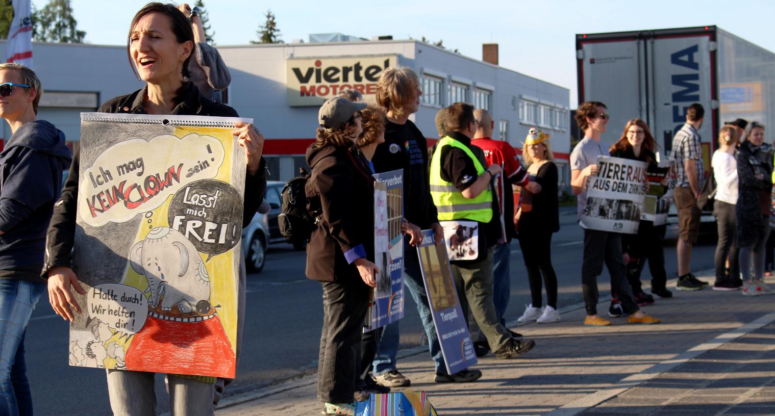 Mit großen Plakaten und mit Megaphonen informierten die Tierschützer ueber ihr Anliegen.