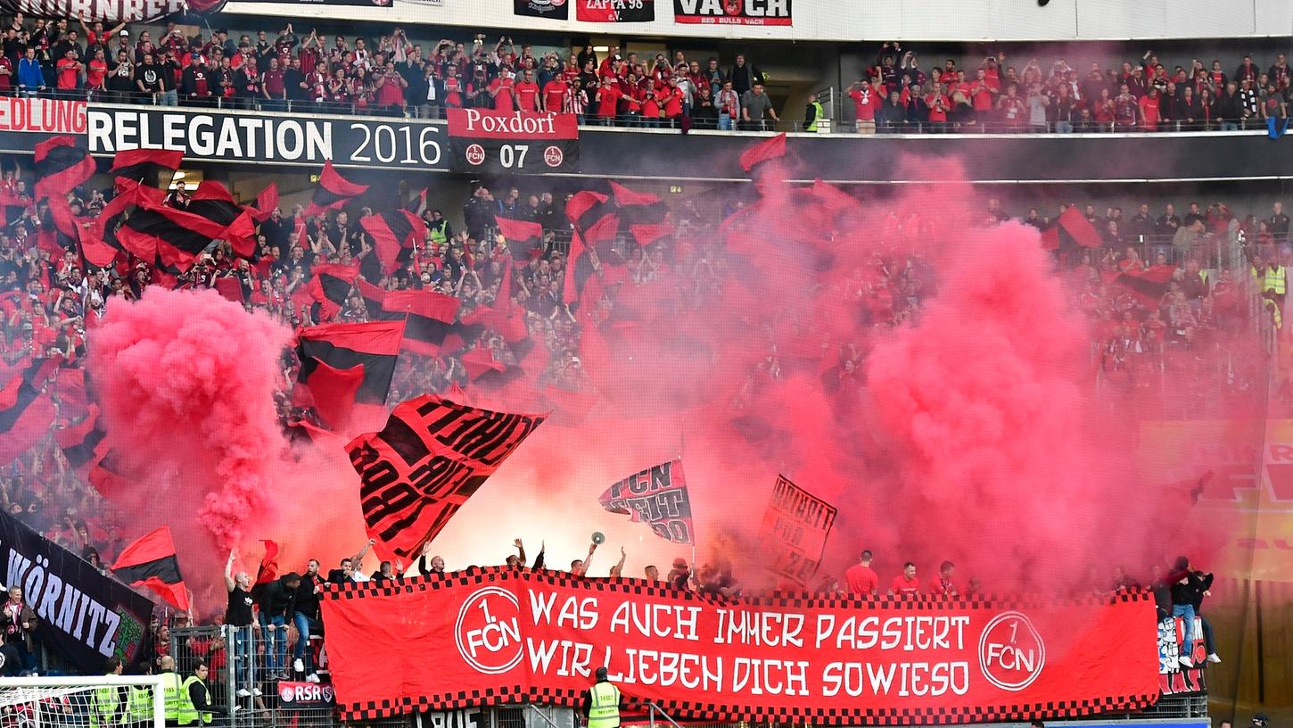 Stimmungsvoll, aber brandgefährlich: In Frankfurt brannten die Club-Fans mehrmals Pyro-Technik ab.