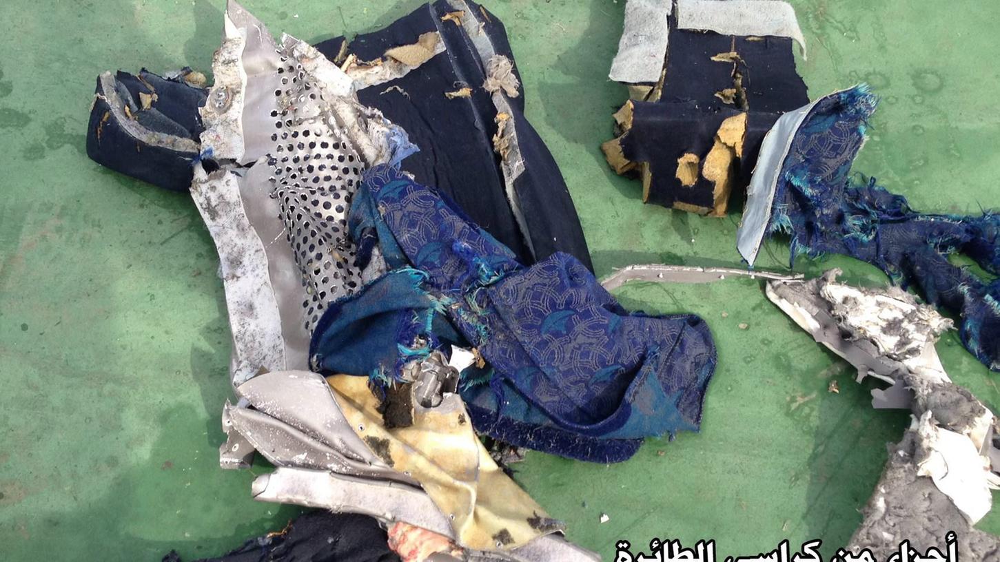 Ein Trümmerteil der Egypt Air-Maschine, die am Donnerstag über dem Mittelmeer vom Radar verschwunden war. Jetzt wurde bekannt, dass offenbar im Toilettenbereich vorher Rauch aufgetreten war.