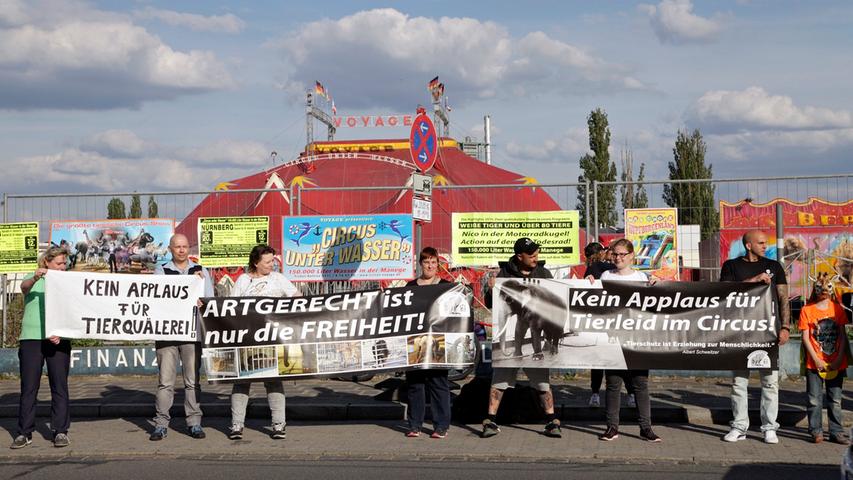 60 Tierschützer demonstrieren gegen den Circus Voyage
