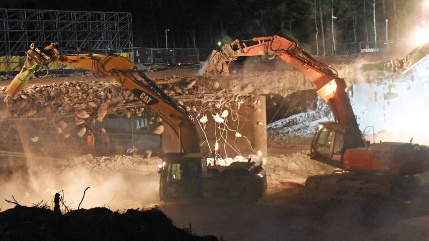Sechs Bagger und viel Lärm: Brücke bei Schwabach abgerissen