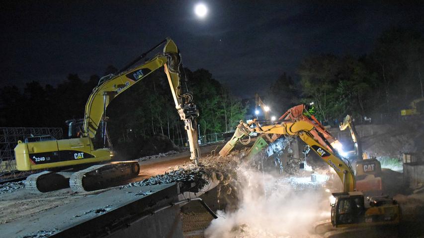 Sechs Bagger und viel Lärm: Brücke bei Schwabach abgerissen