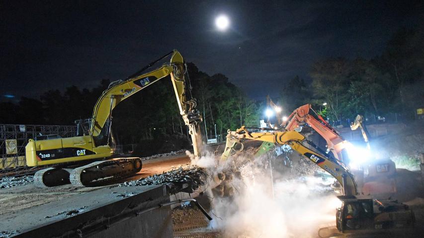 Sechs Bagger und viel Lärm: Brücke bei Schwabach abgerissen