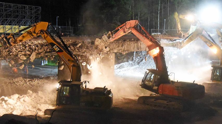 Sechs Bagger und viel Lärm: Brücke bei Schwabach abgerissen