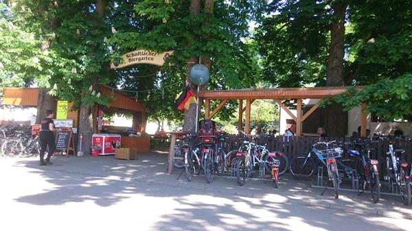 Ihre Stammgäste loben die gute Lage der Gaststätte Döllinger und ihr freundliches Personal: - Herrliche Plätze unter hohen Bäumen in der Natur, mit sehr gutem Essen - Neben einem "exzellenten" Schäufele gibt es zum Beispiel auch einen "Karren voll Worschd". Zur Erklärung: Da kommt wirklich ein kleiner Holzkarren auf den Teller, der entweder mit gegrilltem Puten-, Schweine- und Rindfleisch bestückt ist oder mit verschiedenen Wurstsorten - Auch dieser Biergarten ist gut über den Fahrradweg am Kanal zu erreichen