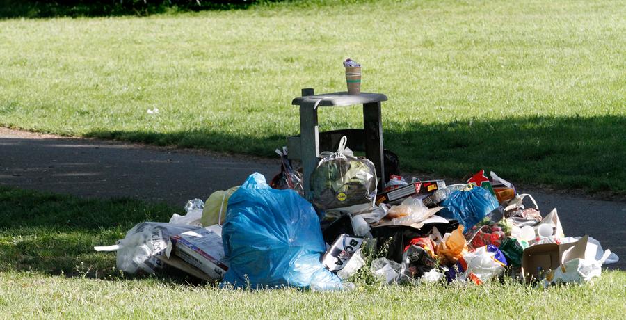Müllberge im Park: Die hässlichen Seiten der Grillsaison