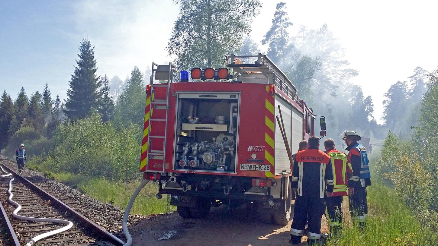 Mehrere Feuerwehren mit insgesamt fünf Fahrzeugen mussten Wasser in das Waldgebiet pumpen, um Herr über die Flammen zu werden.