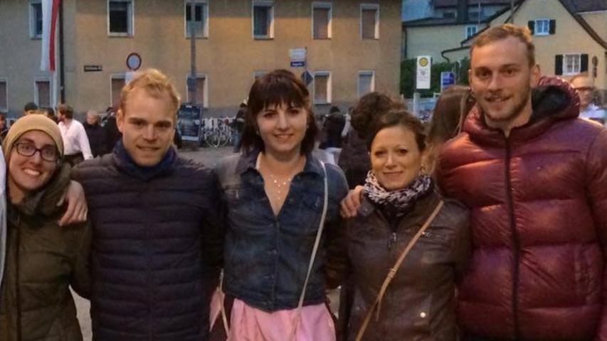 Eine Gruppe Erasmus-Studenten hat sich vor ein paar Jahren in Erlangen kennengelernt, noch immer kommen viele zur Kerwa zurück. Auch Giulia Castiglioni (li.) ist dabei.