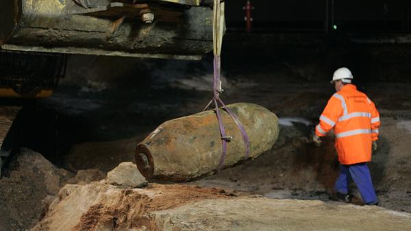 Erst knapp vier Wochen davor hatte man ganz in der Nähe bei Bauarbeiten in der Gugelstraße einen Blindgänger vom selben Typ ausgegraben. 450 Kilo wog diese amerikanische Bombe.