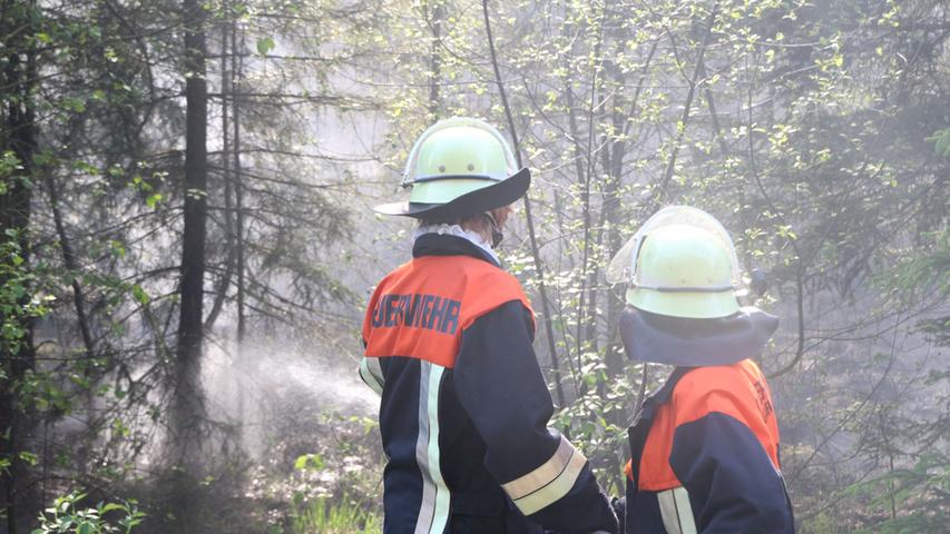 Waldbrand bei Pressath: 80 Feuerwehrleute bekämpfen die Flammen
