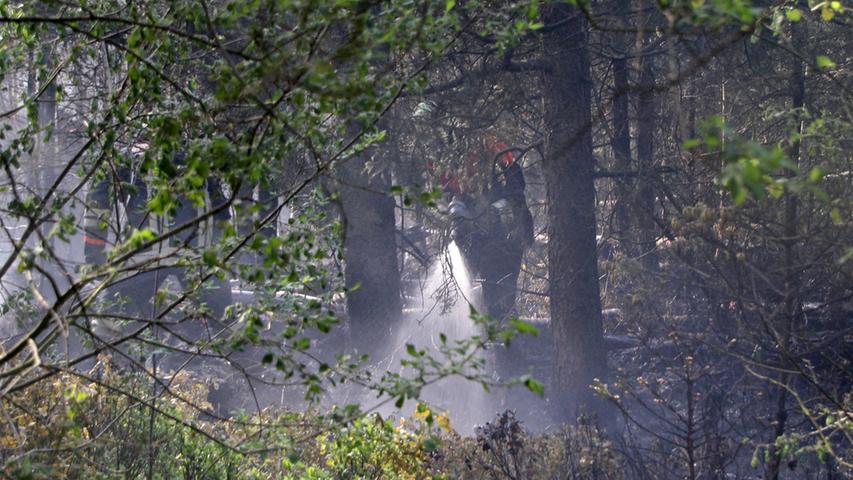 Waldbrand bei Pressath: 80 Feuerwehrleute bekämpfen die Flammen