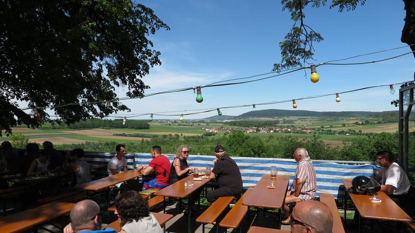 Deftige Speisen und kühles Bier zu günstigen Preisen bietet der Wettelsheimer Keller bei Treuchtlingen. Bei schönem Wetter sind die 1200 Sitzplätze auf drei Terrassen gut gefüllt, schließlich sind das Seenland, die Fossa Carolina und Solnhofen mit seinem Steinbruch und dem Fossilien-Museum nicht weit.