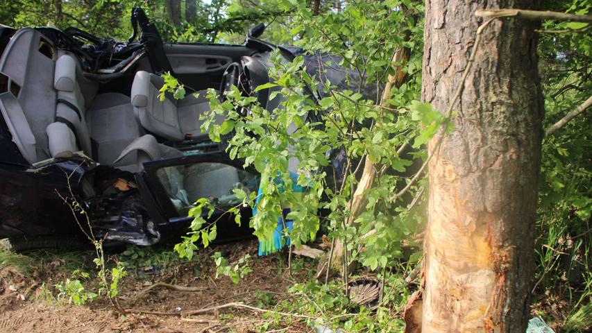Unfall bei Mantel: US-Soldat prallt mit BMW gegen Baum