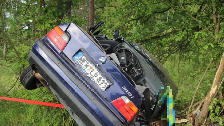 Unfall bei Mantel: US-Soldat prallt mit BMW gegen Baum