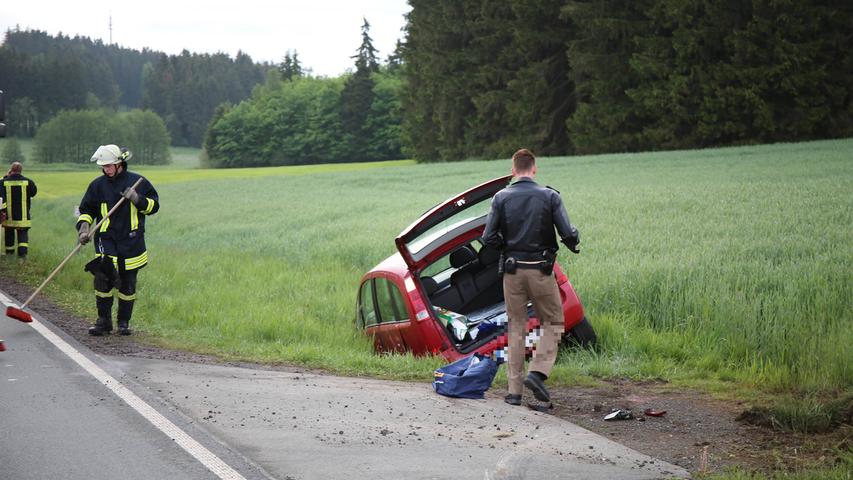 Opel kommt von Fahrbahn ab und landet im Straßengraben