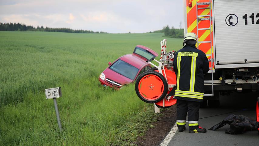 Opel kommt von Fahrbahn ab und landet im Straßengraben