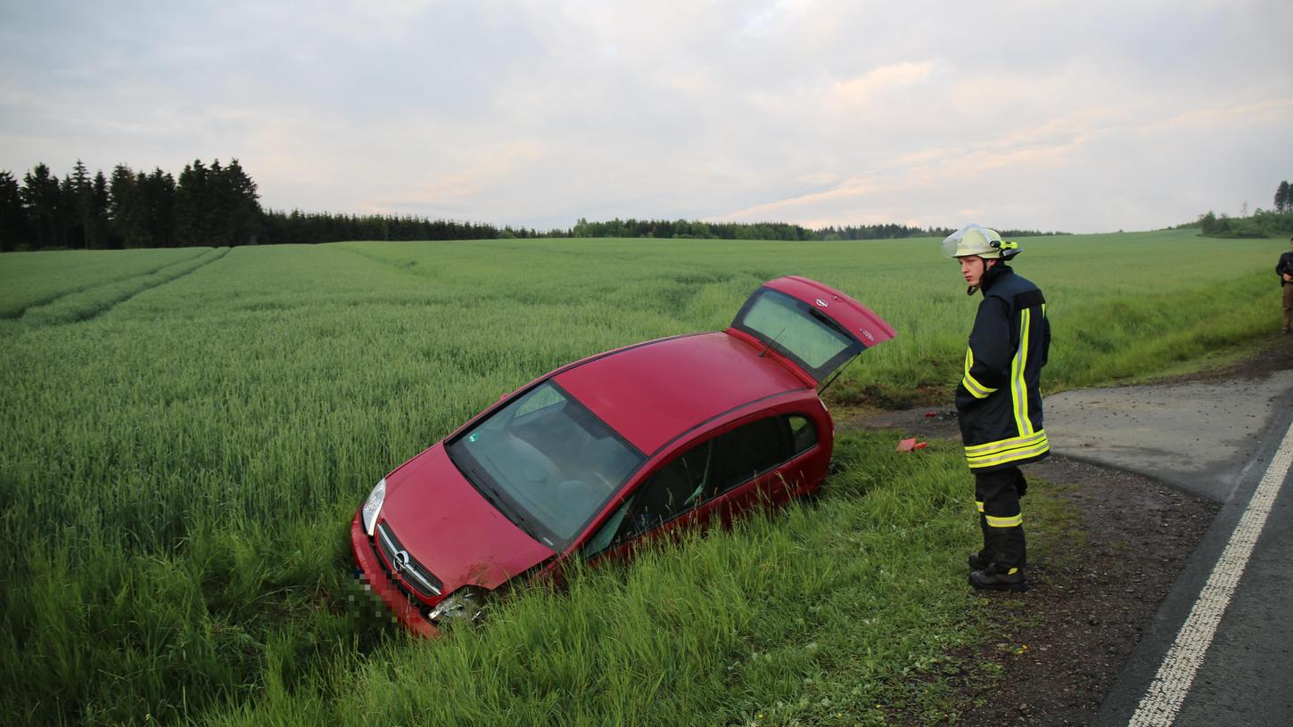 Aus noch ungeklärter Ursache fuhr die 46-jährige Hoferin mit ihrem Opel am Montagmorgen in den Straßengraben.