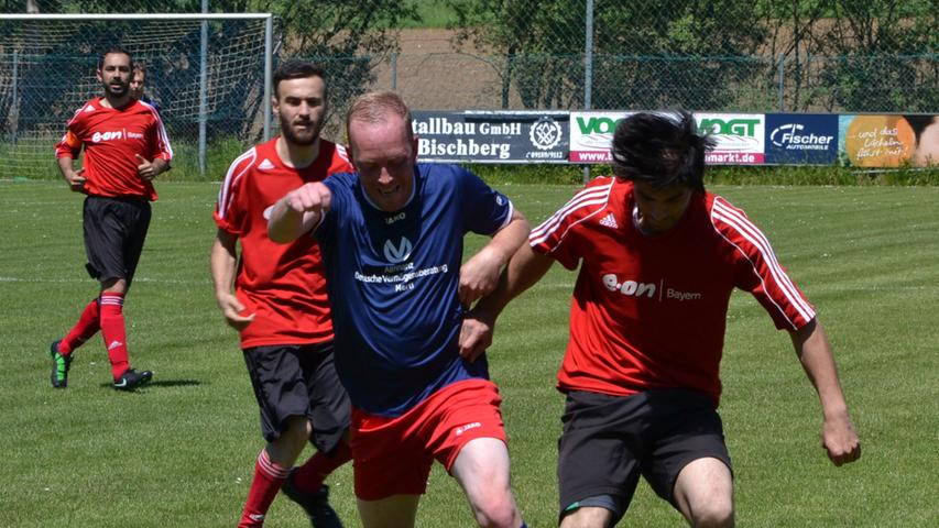Ein Flüchtlingsteam des ASC Sengenthal spielt gegen ein Mix-Team des FC Sindlbach.