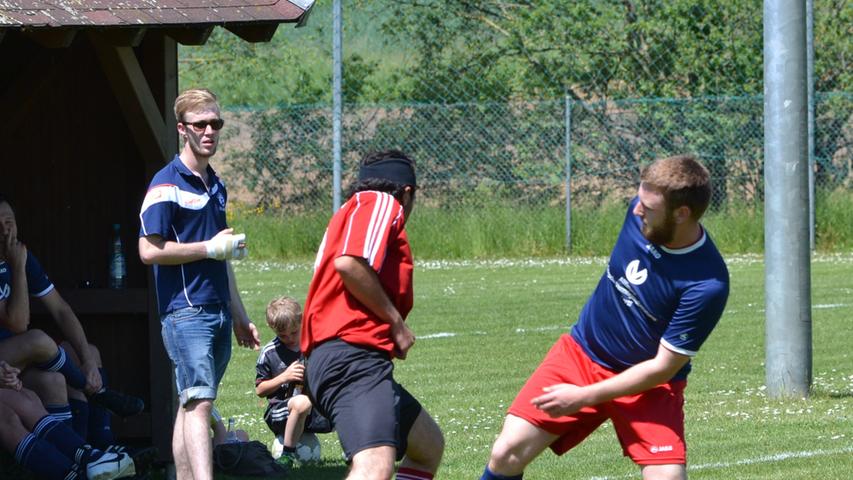 Ein Flüchtlingsteam des ASC Sengenthal spielt gegen ein Mix-Team des FC Sindlbach.