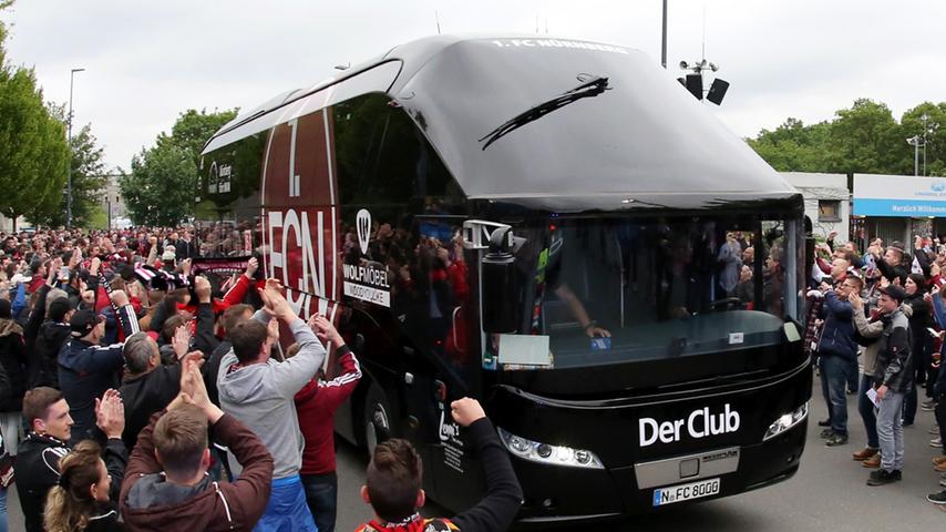 Club-Fans feiern Ankunft des Mannschaftsbusses am Stadion