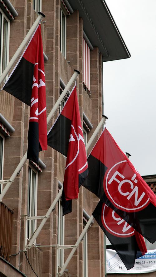 Sogar das Nürnberger Rathaus hat klar Stellung bezogen und die Flaggen gehisst.