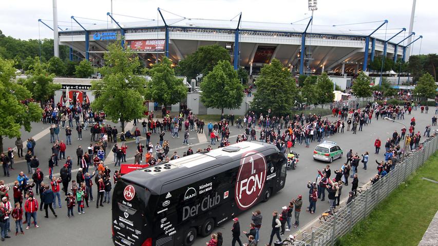 Auch von oben nett anzuschauen: Der eskortierte Mannschaftsbus des 1. FC Nürnberg.