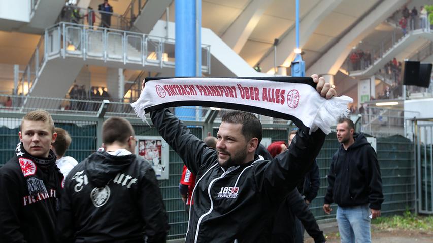 Auch 5000 Eintracht-Fans haben sich auf den Weg nach Nürnberg gemacht, um ihre Mannschaft tatkräftig zu unterstützen.