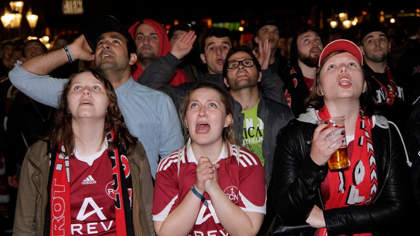 Ungläubige Gesichter, als die Eintracht Frankfurt das 1:0 schießt.