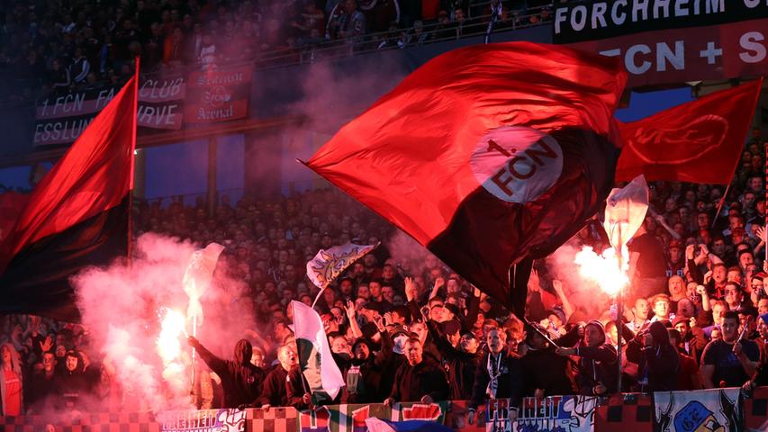 Die Fans sehen Rot: Pyro-Show und Choreo im Grundig-Stadion 