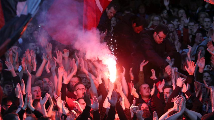 Die Fans sehen Rot: Pyro-Show und Choreo im Grundig-Stadion 