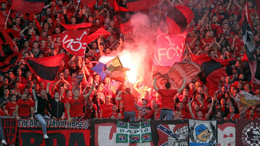 Die Fans sehen Rot: Pyro-Show und Choreo im Grundig-Stadion
