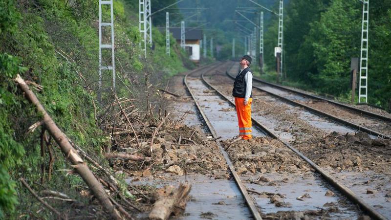 Ein Erdrutsch hat am Montagabend die internationale Bahnstrecke zwischen Dresden und Prag blockiert.
