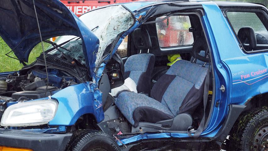 Geländewagen schleudert gegen Baum: Fahrerin verletzt