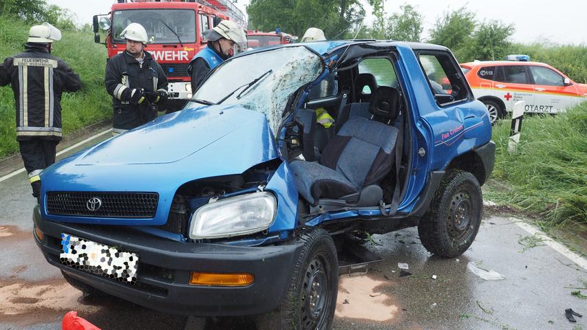 Geländewagen schleudert gegen Baum: Fahrerin verletzt