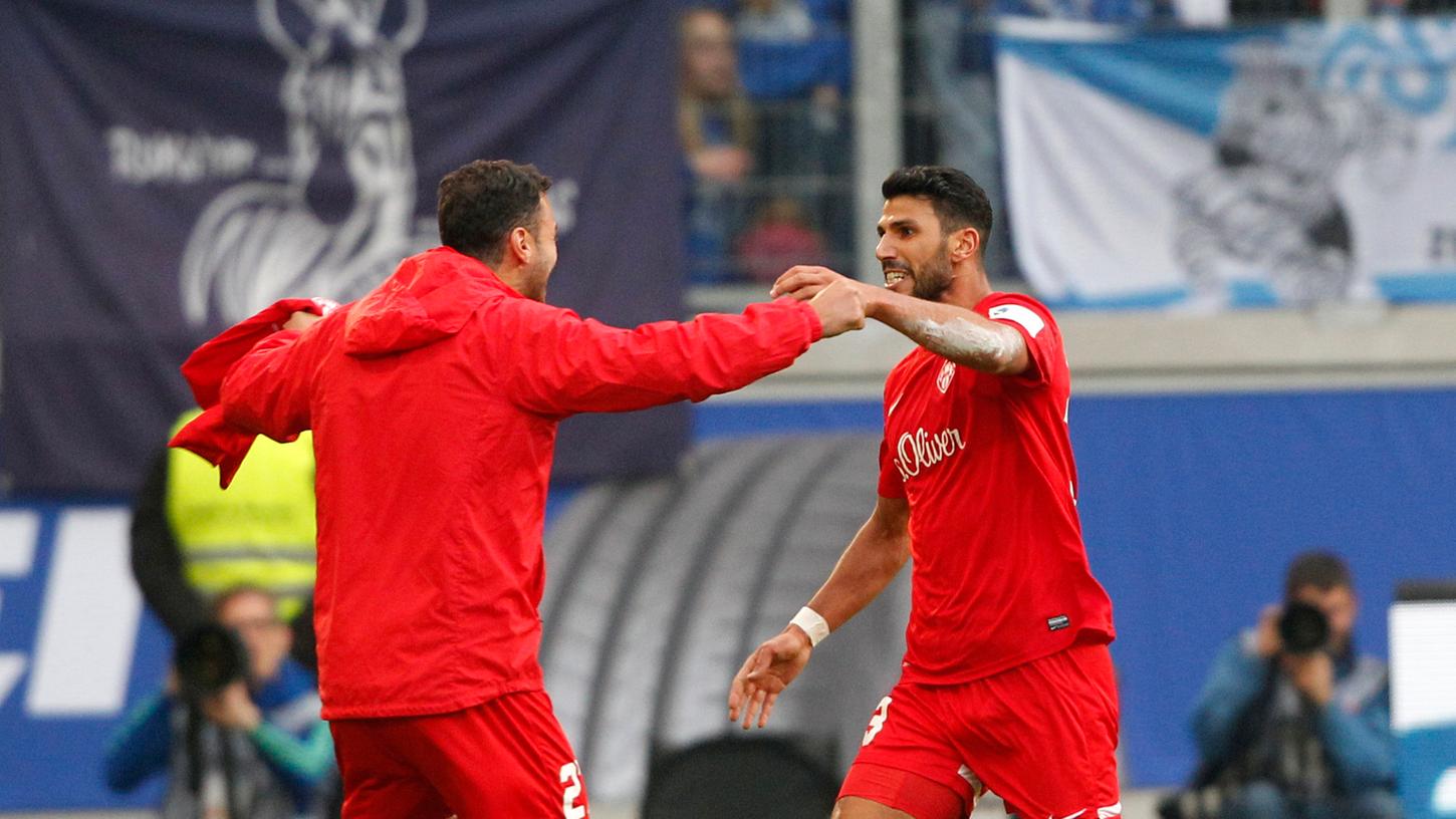 Jubel in Rot: Elia Soriano (rechts) feiert seinen Treffer zum zwischenzeitlichen Ausgleich.