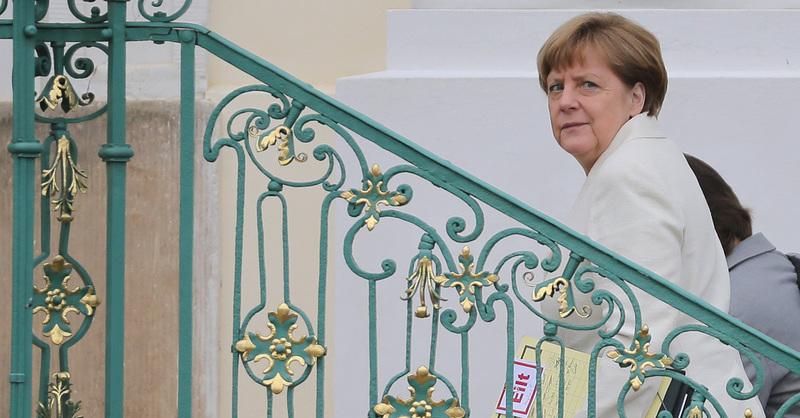Es ist nicht zu übersehen: Es "eilt". Bundeskanzlerin Angela Merkel auf dem Weg zur Beratung über ein Integrationsgesetz.