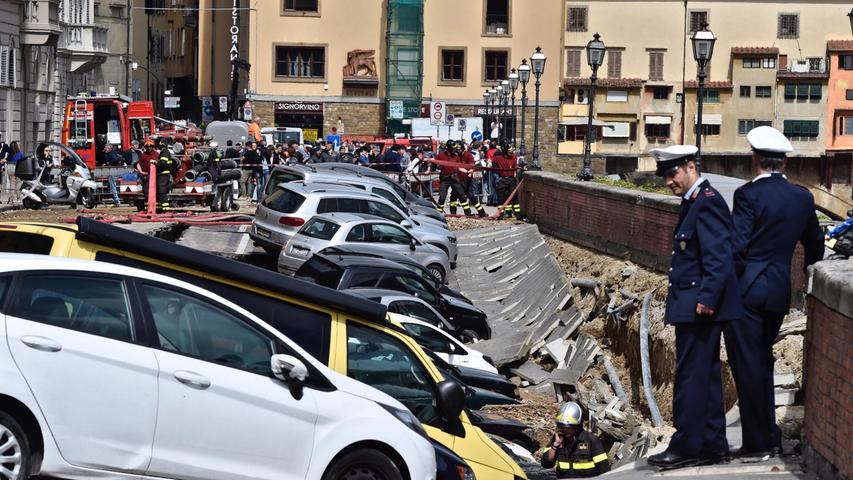 Straße in Florenz sackt ein: 20 Autos werden verschluckt