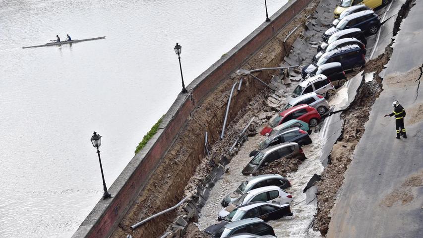 Straße in Florenz sackt ein: 20 Autos werden verschluckt