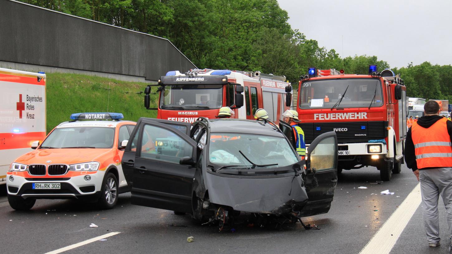 Bei zwei schweren Unfällen auf der Autobahn 9 im Landkreis Eichstätt sind drei Menschen getötet worden, darunter zwei Kinder. Sechs weitere Menschen wurden schwer verletzt.