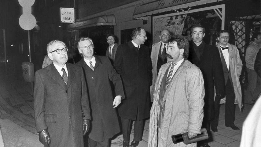 Bis 1977 wird Kissinger US-Außenminister bleiben. Trotzdem schafft er es in den 70ern, seine Heimatstadt Fürth zu besuchen und spaziert im Grundig-Park durch "Fürth bei Nacht".