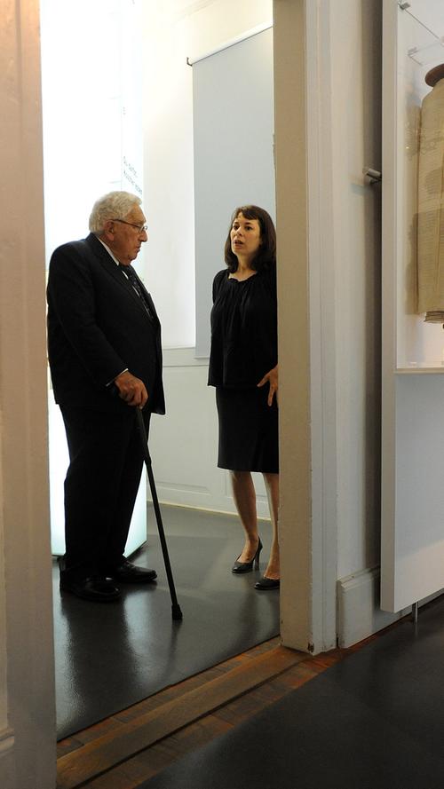 Museumsleiterin Daniela Eisenstein verschafft dem damals 89-Jährigen Kissinger einen Einblick in das jüdische Museum.