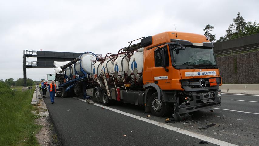 A6: Gefahrgut-Lkw in Karambolage vor Kreuz Nürnberg-Süd verwickelt