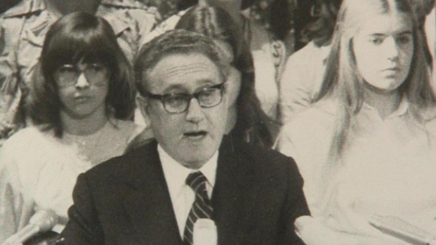 Kissinger hält eine Rede im Fürther Stadttheater 1975.