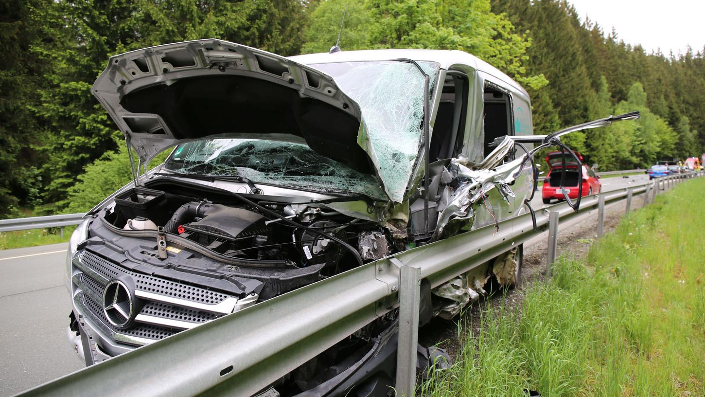 Zwei Fahrer von Kleintransportern wurden bei einer Kollision im Landkreis Hof verletzt.