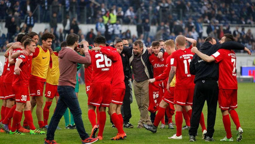 Weiß-Rotes Würzburg: Kickers feiern den Zweitligaaufstieg